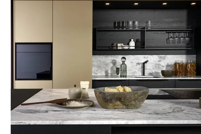 Moderne Küche mit Marmorarbeitsplatte, offenen Regalen und Schüssel mit trockenen Nudeln