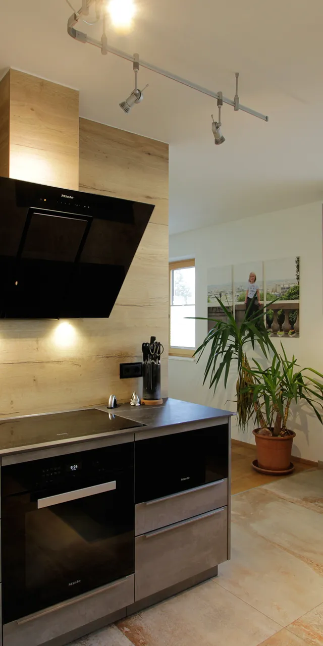 Moderne Einbauküche mit grauen Schränken, Kochinsel und Edelstahlarmatur