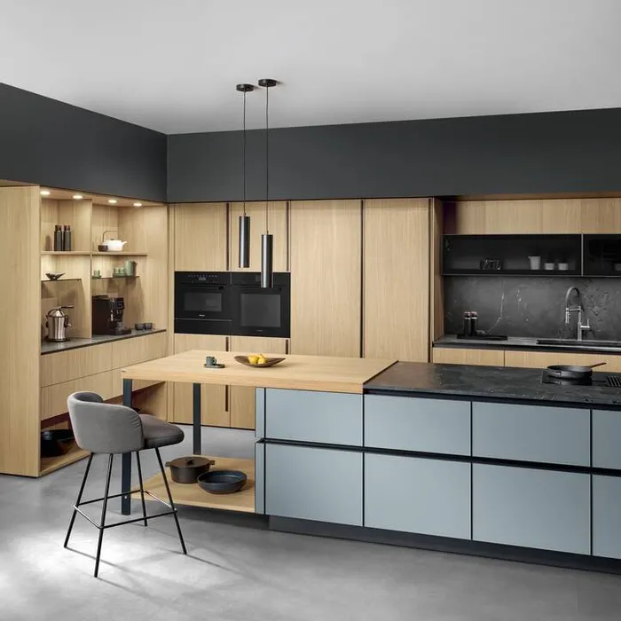 Moderne Einbauküche mit Holzfronten, Kochinsel, Hängelampen und grauen Unterschränken