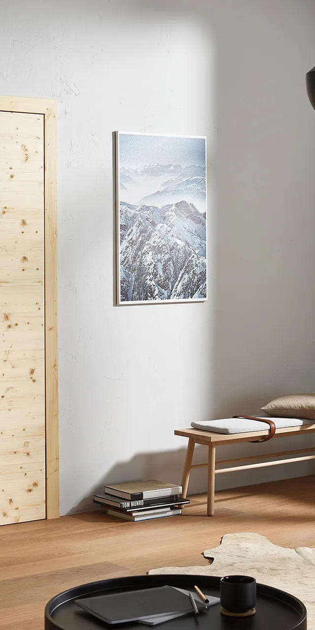 Modernes Wohnzimmer mit Holztür, Kamin, Designerstuhl und natürlicher Beleuchtung