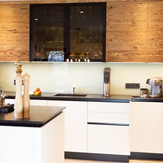 Altholzküche modern in weiß mit Oberschränken in Fichte Altholz sonnenverbrannt