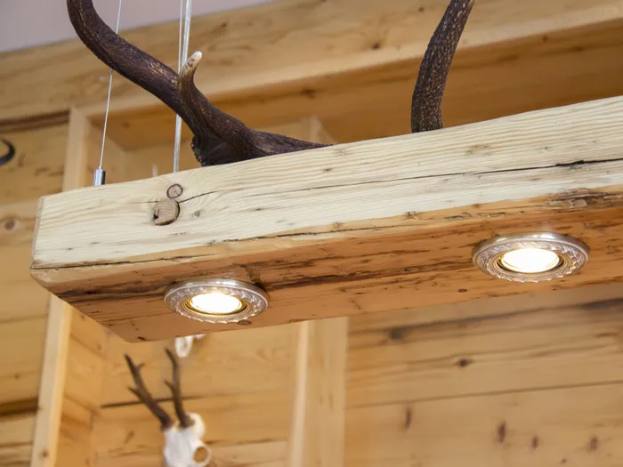 Altholzleuchte mit Hirschgeweih - gefertigt in unserer Tischlerei