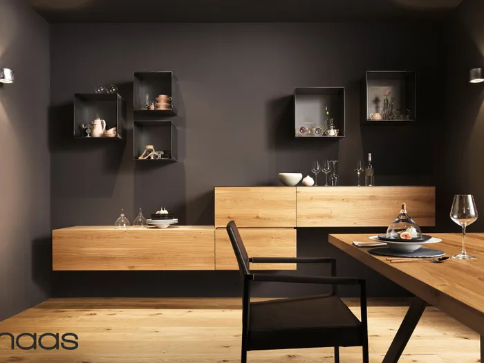 Moderne Küche mit dunkler Wandfarbe, Holzschränken und dekorativen Wandregalen