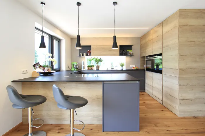 Moderne Küche in Abtenau in Holzoptik