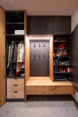 Moderner Garderobenschrank mit offenen Türen, Jacken, Schuhen und Sitzbank aus Holz
