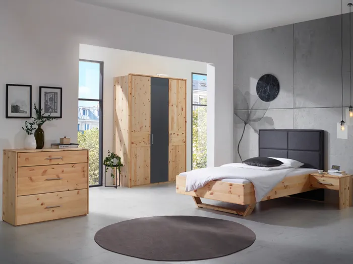 Modernes Schlafzimmer mit Möbeln aus Massivholz, großem Bett und grauer Akzentwand