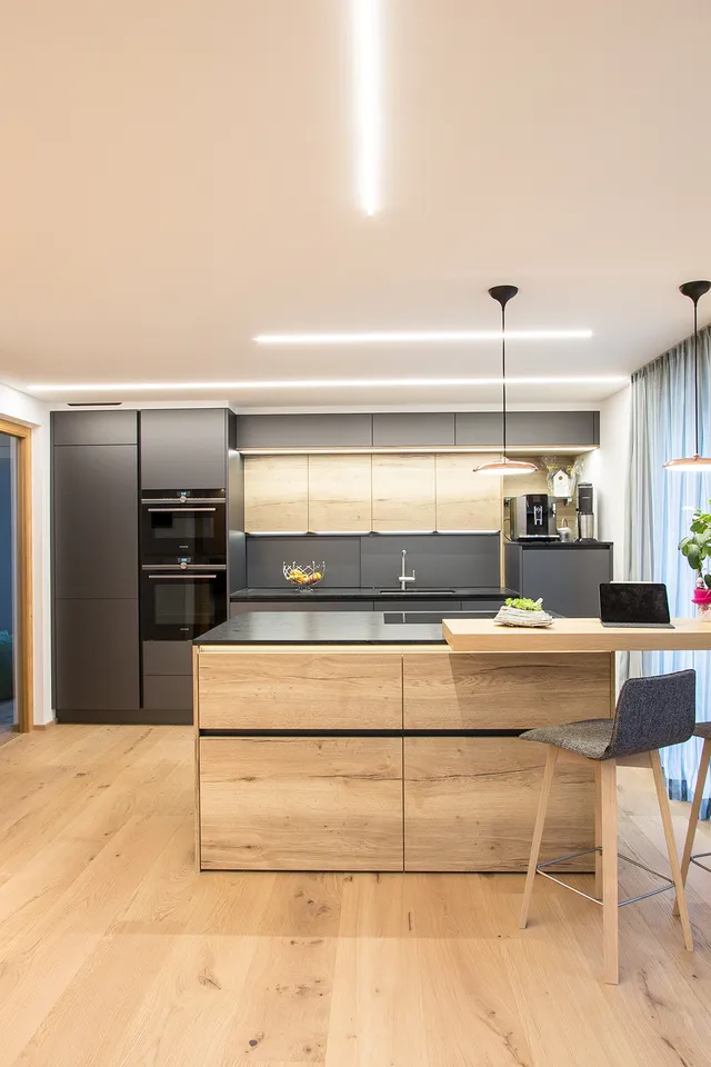 Moderne elegante Wohnküche mit Kücheninsel