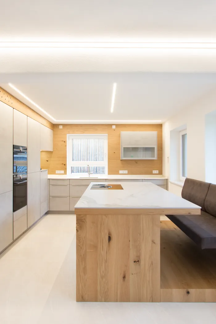 Moderne Küche mit Beton und Eiche mit Sitzplatz an der Kücheninsel