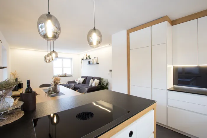 Weiße Küche mit schwarzer Arbeitsplatte