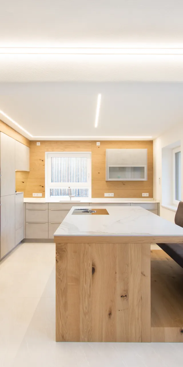 Moderne Küche mit Beton und Eiche mit Sitzplatz an der Kücheninsel