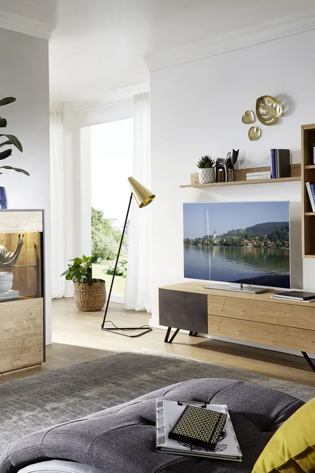 Modernes Wohnzimmer mit Holzmöbeln, Wandregalen, Dekorationen und großem Fenster mit Tageslicht