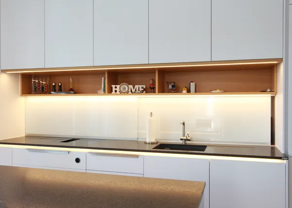 Küche mit verschiebbarer Glasrückwand