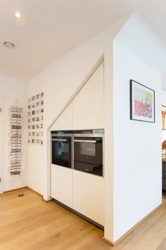 Einbaugeräte unter der Treppe