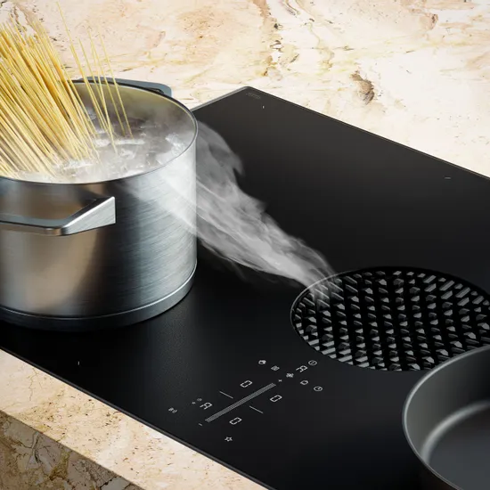Kochtopf mit Spaghetti auf BORA Induktionskochfeld mit Dunstabzug auf Marmorarbeitsplatte