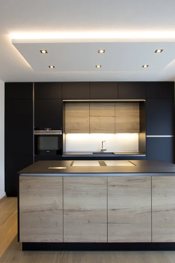 Moderne offene Küche mit Kochinsel in Holz- und Schwarzoptik mit Blick auf Garten