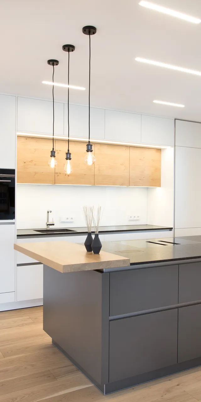 Moderne Küche mit grauer Insel und Weiß mit Holz