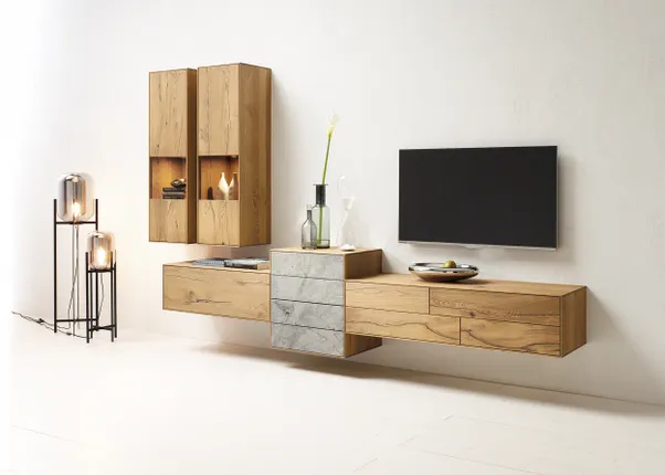 Modernes Wohnzimmer mit schwebenden Holzschränken, Fernseher und dekorativer Beleuchtung