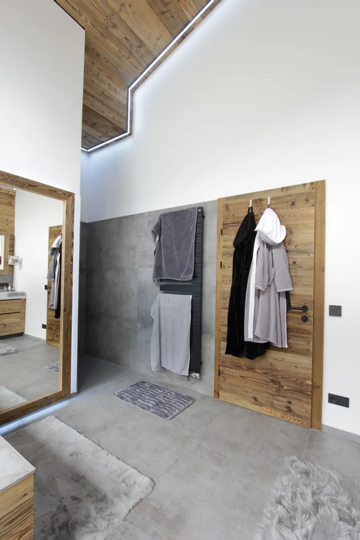 Badezimmer mit Altholz