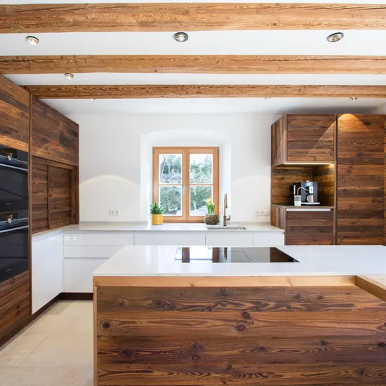 Moderne Landhausküche mit dunklem Altholz