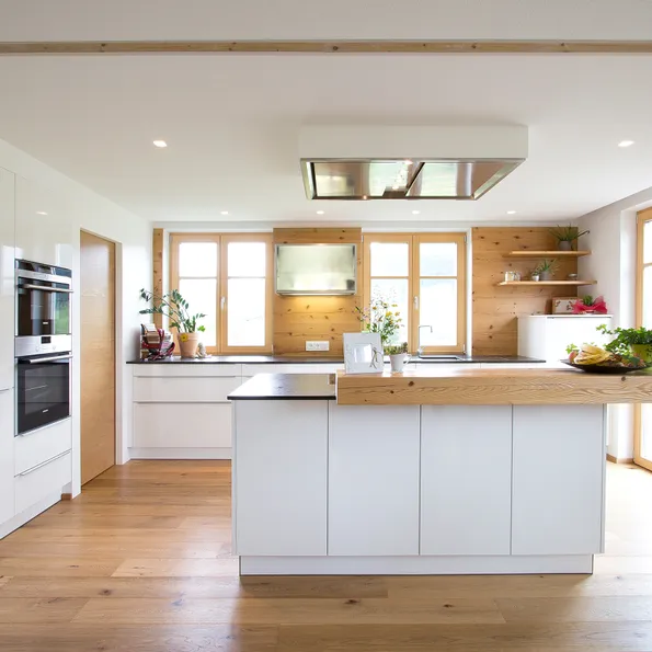 Moderne Küche mit Holz