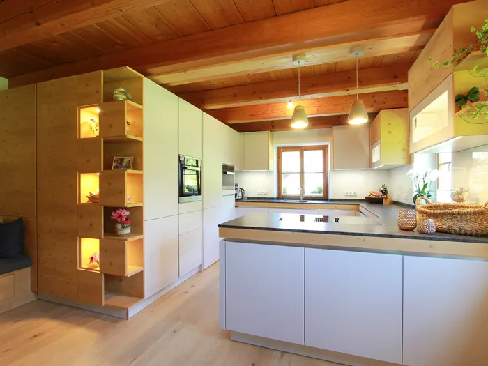 Gemütliche Küche in Weiß mit Holzelementen