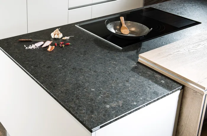 Steinplatte Coffee Brown in der Küche