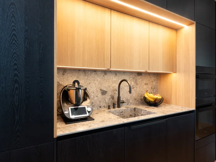 moderne-kuechenzeile-dunkel.jpg