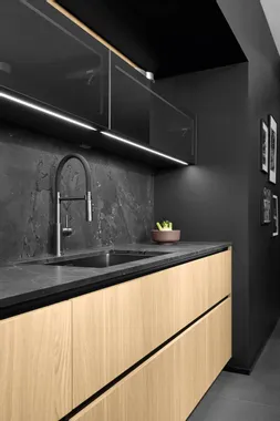 Moderne grifflose Holzküche mit schwarzen Griffmulden