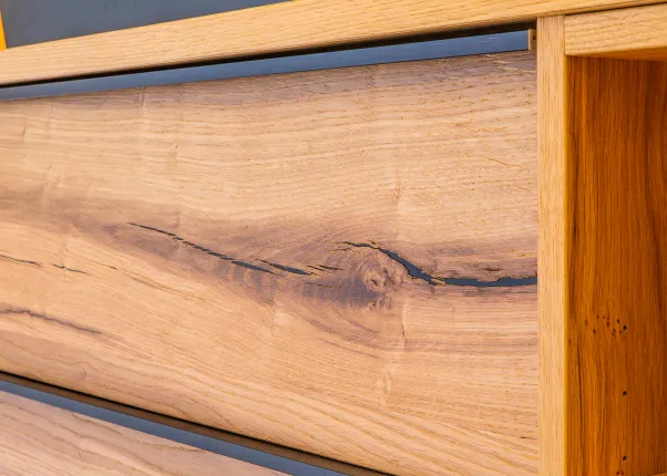 Nahaufnahme einer Holzschublade mit natürlicher Maserung und dunklen Rissen