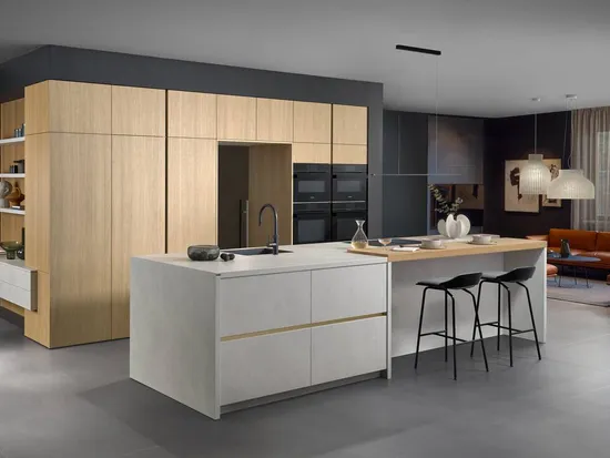 Moderne offene Wohnküche mit Holzfronten, Kochinsel und angrenzendem Wohnzimmer