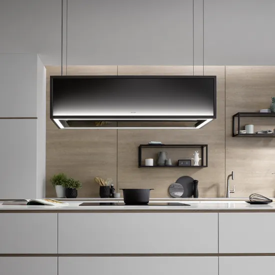 Moderne Küche mit Kochinsel, schwarzer Dunstabzugshaube und Holzrückwand