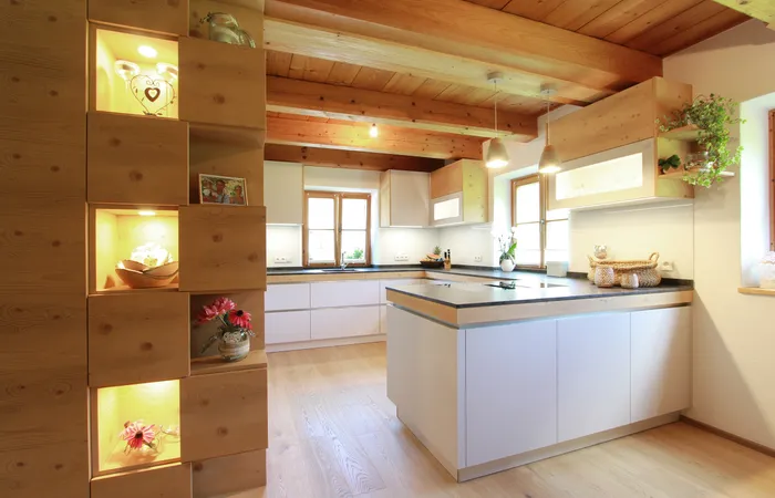Moderne Küche mit Holz