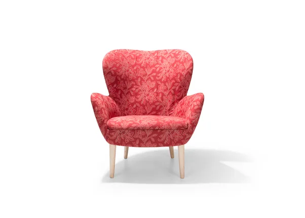 Roter Designersessel mit floralem Muster und hellen Holzbeinen vor weißem Hintergrund