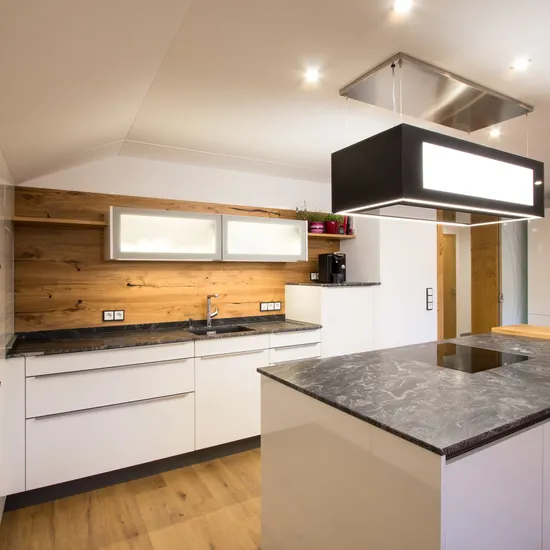 Moderne Einbauküche mit Kochinsel, Marmorarbeitsplatte und Holzrückwand