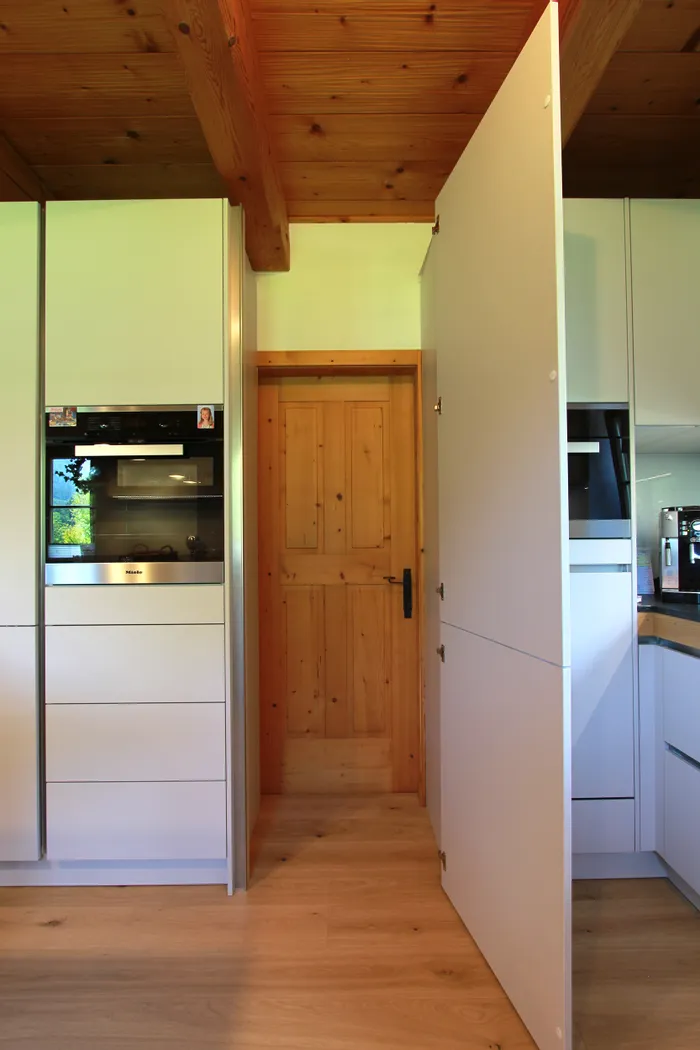 Hinter der Küchenfront befindet sich eine andere Türe, die geschickt versteckt wurde