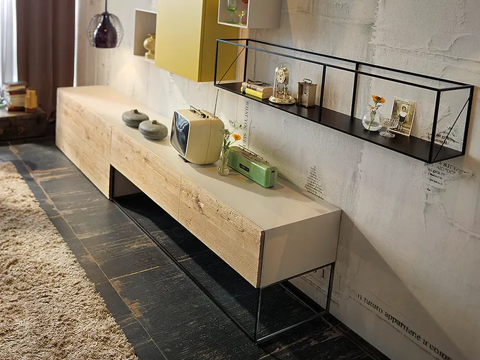 Modernes Wohnzimmer mit Sideboard aus Holz, Retro-Radio und offenem Wandregal mit Dekoration