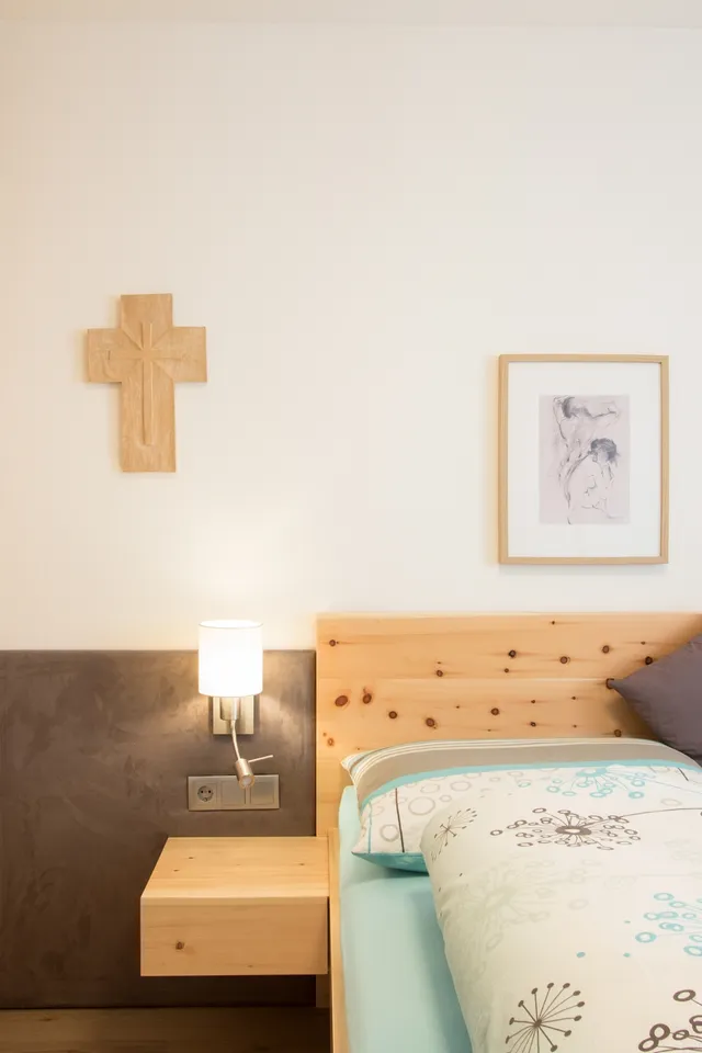 Modernes Schlafzimmer mit Holzmöbeln, Doppelbett und dezentem Wanddekor