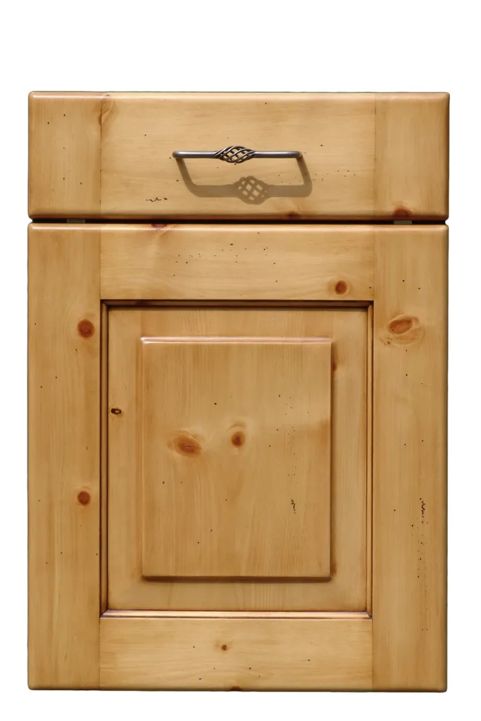 Rustikale Küchenschranktür aus hellem Kiefernholz mit Metallgriff