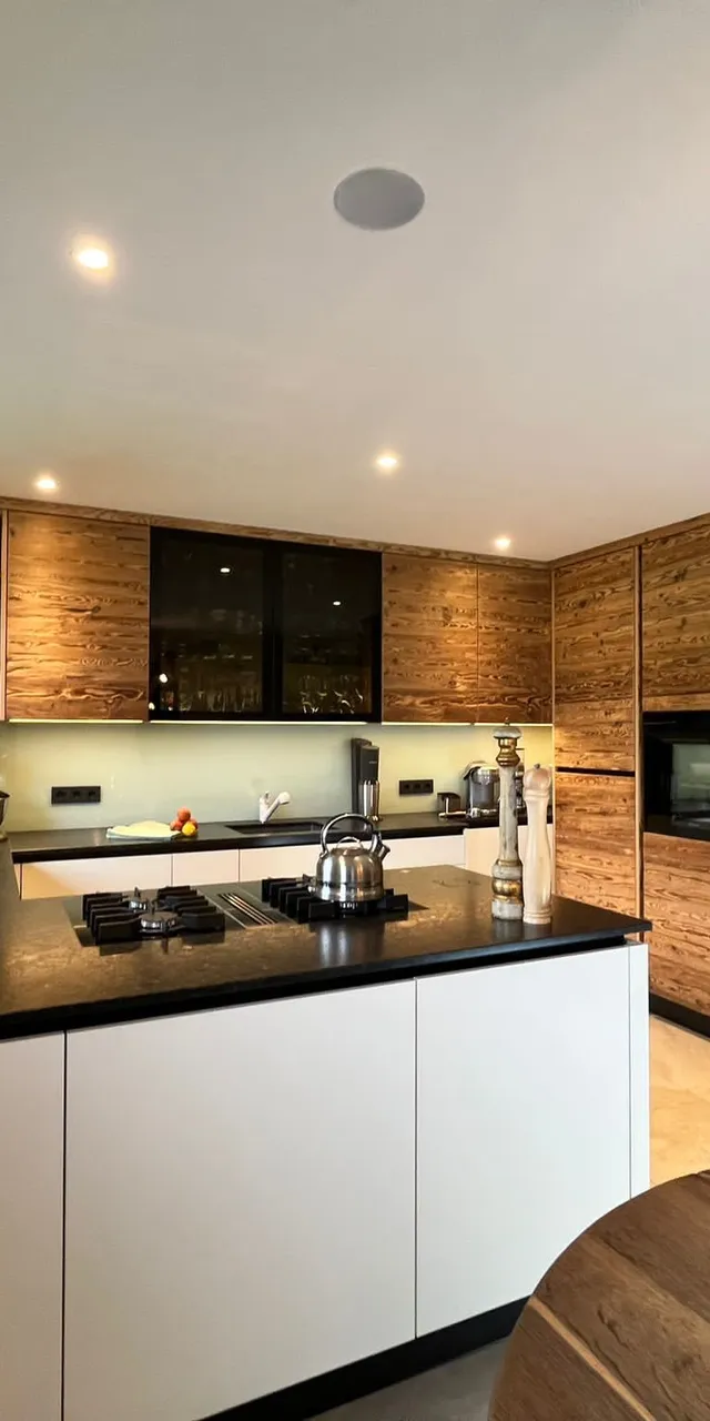 Moderne Küche mit Altholz sonnenverbrannt, weiß kombiniert mit Oberschränken in Altholz