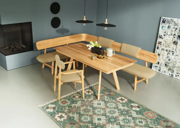 Moderne Esszimmereinrichtung mit Holztisch, Eckbank, Teppich und Wandkunst