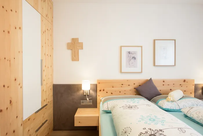 Modernes Zirbenschlafzimmer mit Einbauschrank