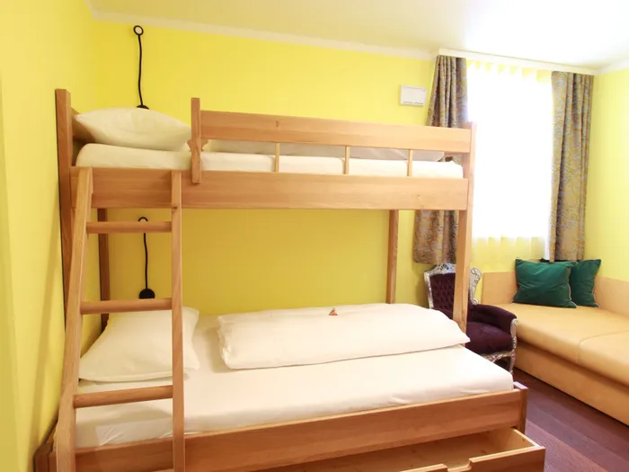 Stockbett für drei Personen