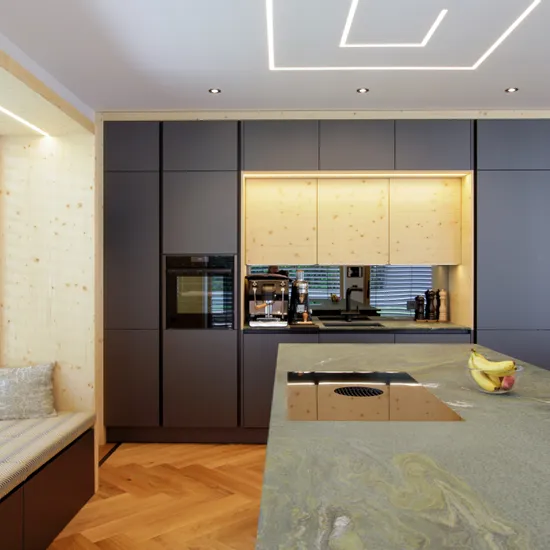 Küche metallic und Fichtenholz