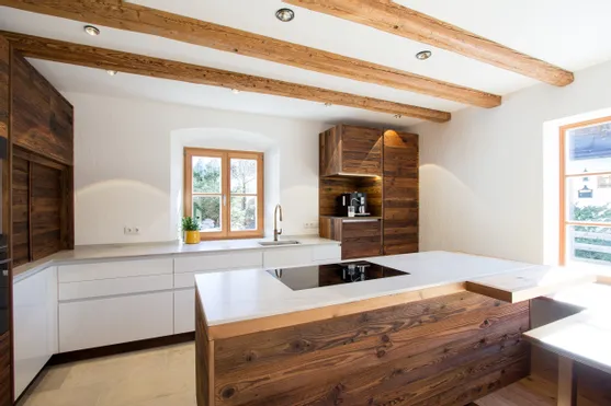 Kücheninsel dunkles Altholz