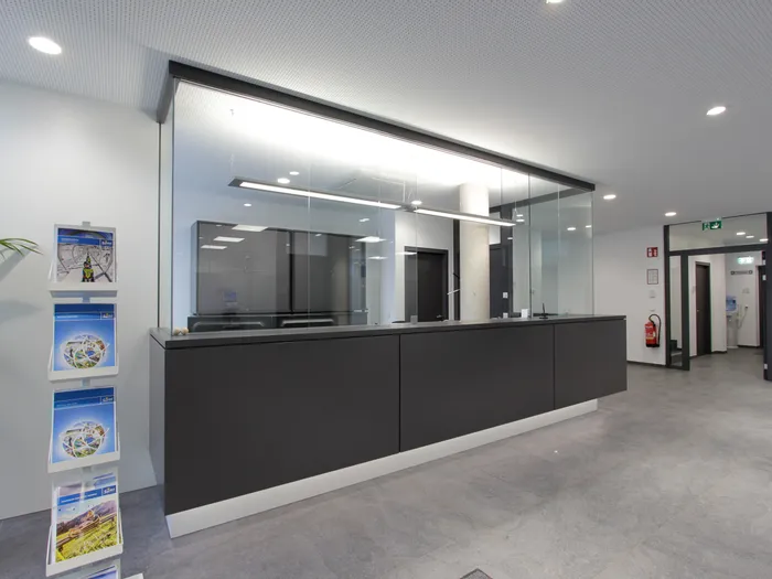 Moderne Empfangstheke mit Glasabtrennung in einem Bürogebäude