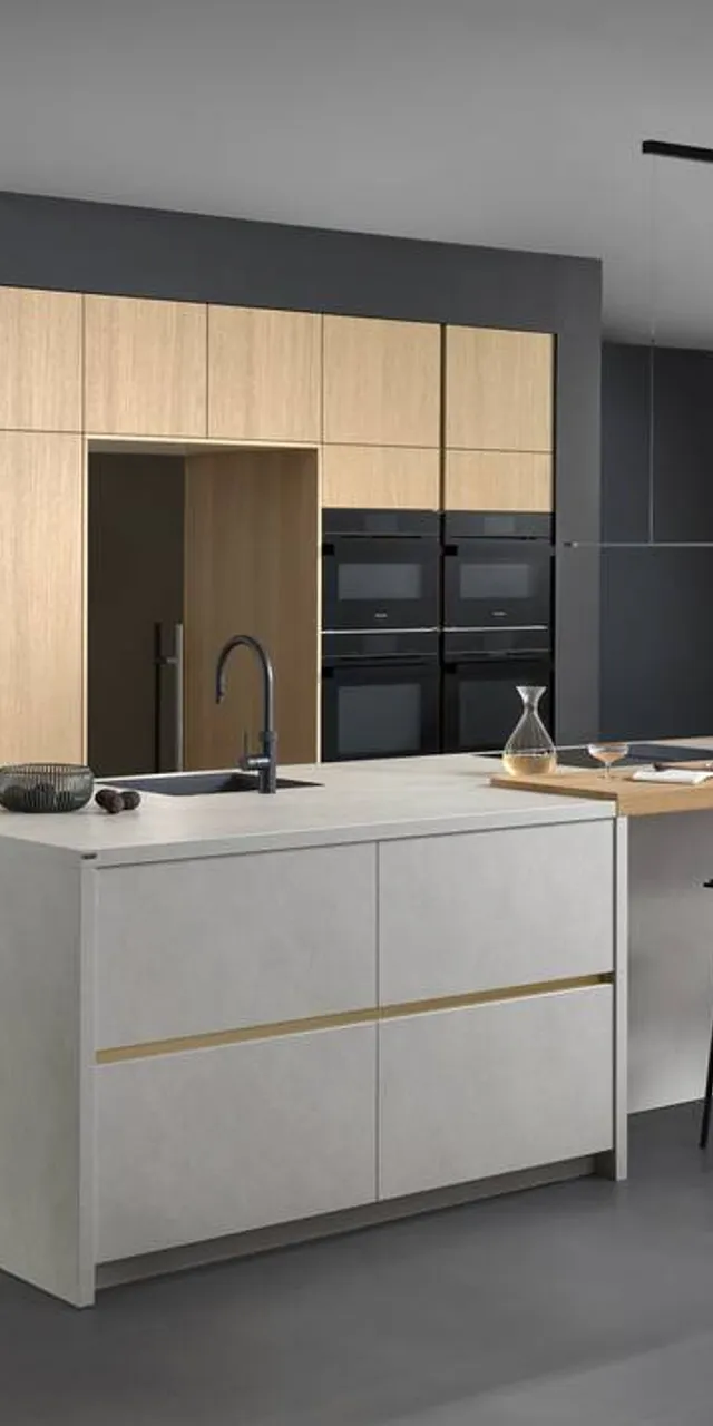 Moderne offene Wohnküche mit Holzfronten, Kochinsel und angrenzendem Wohnzimmer