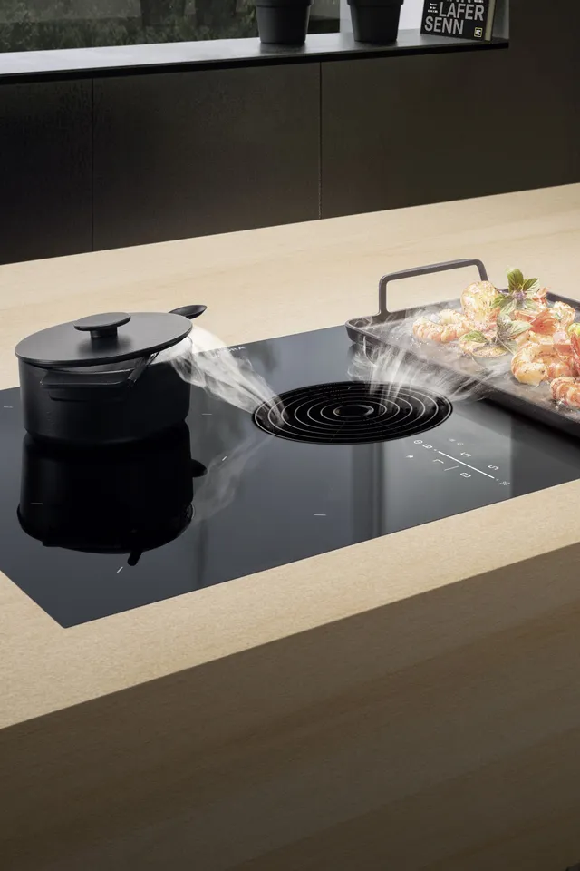 Moderne Induktionskochfeld mit integriertem Dunstabzug, Topf und Grillplatte mit Garnelen