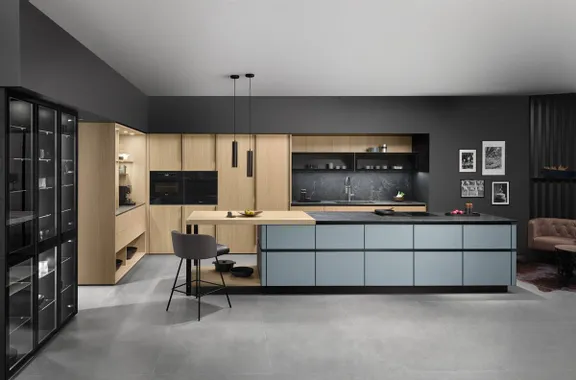 Moderne Einbauküche mit Holzfronten, Kücheninsel und schwarzen Hängelampen