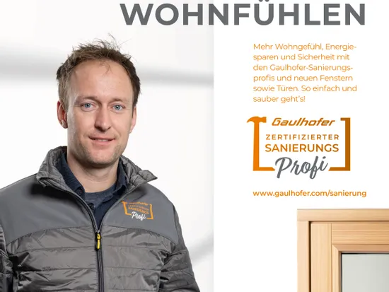 Gaulhofer Sanierungsprofi steht vor Fenster und wirbt für energieeffiziente Fenstersanierung