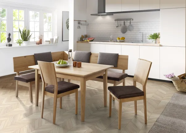 Moderne Holzküche mit Esstisch, gepolsterten Stühlen und hellen Fronten im skandinavischen Stil